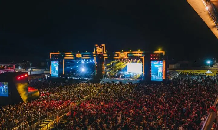 Vaquejada de Serrinha enche parque e leva multidão até o amanhecer em primeira noite de festa