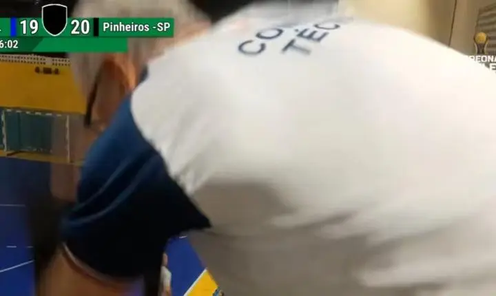 VÍDEO: diretor de clube joga cadeira contra público em Maceió, após jogo do Campeonato Infantil de Handebol