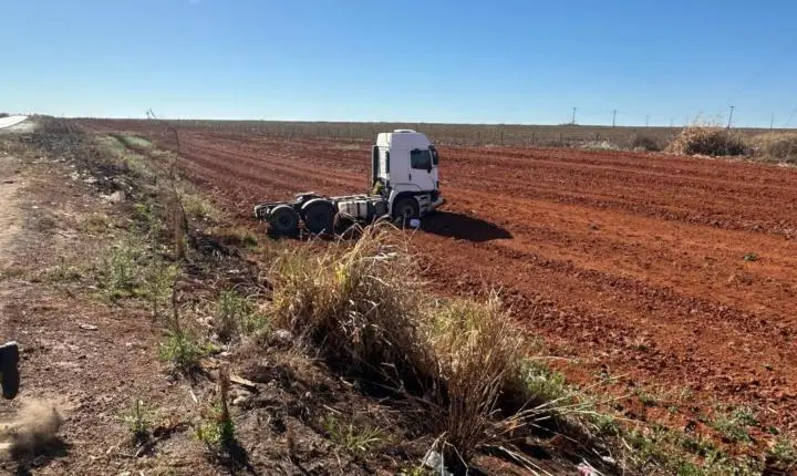 VÍDEO: Motorista morre após carro ser atingido por caminhão na saída de posto de combustíveis na BR-365 em MG